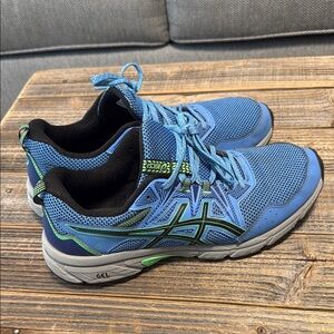 Men’s Asics 9.5 Gel-Venture Sneakers 
Great used condition